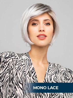 Vrouw draagt het haarwerk Salon Style Mono Lace uit de Style Book collectie van Gisela Mayer