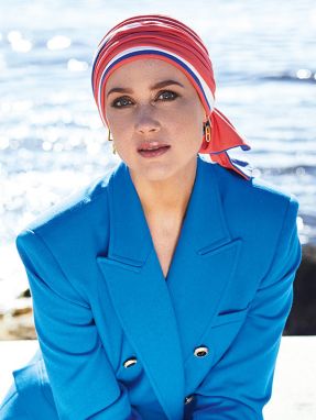 Vrouw draagt een turban set van Gisela Mayer