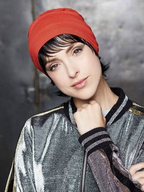 Vrouw draagt een mooi kort haarstukje