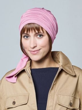 vrouw draagt een haarstuk voor onder een turban of chemo mutsje in het zwart