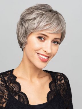 Vrouw draagt de Sven Ultra Light Lace van Gisela Mayer