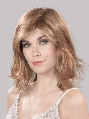 Vrouw draagt een echt haren haarwerk van Ellen Wille