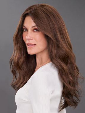 Vrouw draagt de EasiPart T 18'' van Jon renau uit de Topper Expansion collectie