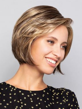 Vrouw draagt een haarstuk van Gisela Mayer