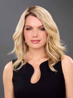 Vrouw draagt het haarstuk Top Flex van Jon Renau uit de Toppers Expansion collectie