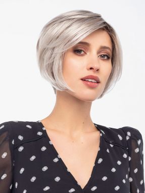 Vrouw draagt een haarstukje in een grijze tint