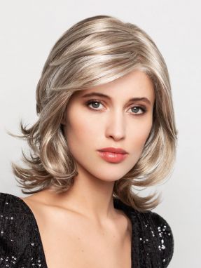 Vrouw draagt het haarwerk Trixi Lace Part van Gisela Mayer uit de Style Book collectie