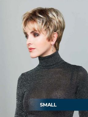 Vrouw draagt de Young Small uit de Small & Large collectie van Gisela Mayer