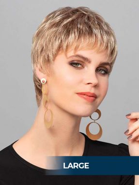 Vrouw draagt het haarwerk Zara Lace Large