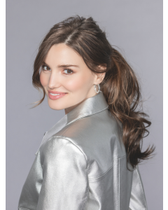 Vrouw draagt Wine paardenstaart – wavy/curly wrap‑around hairpiece in hittebestendige vezel.