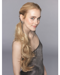 Vrouw draagt het Champagne haarstuk van Ellen Wille – lange, golvende wrap-around paardenstaart in een natuurlijke blondtint met elegante uitstraling.