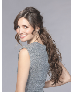 Vrouw draagt de Hugo paardenstaart van Ellen Wille – lange, golvende ponytail met natuurlijke glans.