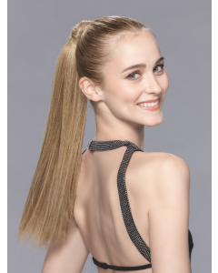 Vrouw met lange blonde paardenstaart draagt het Aqua haarstuk van Ellen Wille – stijlvol en natuurlijk vallend, bevestigd met wrap-around bandje.