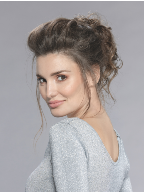 Model draagt het Sherry haarstuk van Ellen Wille – zachte korte krullen met natuurlijk volume.