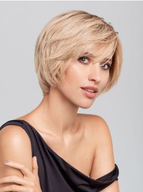 Model draagt de HH Remy Liza van Gisela Mayer, kort gelaagd haarwerk van remy human hair met natuurlijke valling