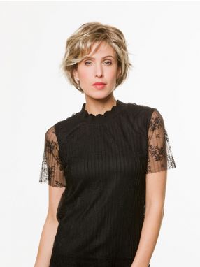 Vrouw draagt het haarwerk Anouk SF van Belle Madame