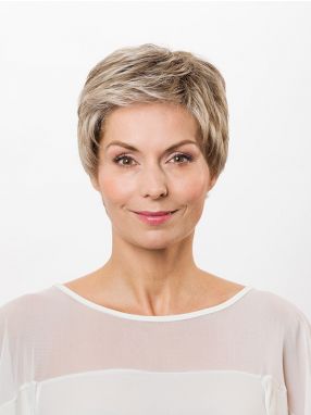 Vrouw draagt het haarwerk Ava Mono SF+ van Belle Madame