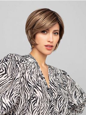 Vrouw draagt een haarwerk in een blonde kleur met een subtiele lok