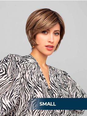 Vrouw draagt een half lang haarwerk in een blonde tint