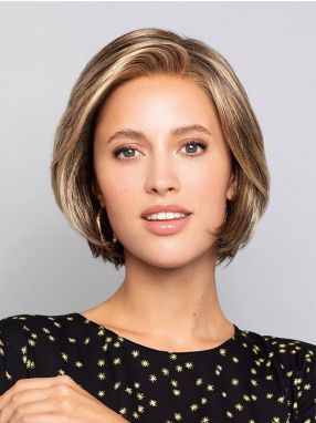 Vrouw draagt een stijlvolle bob in een blonde tint