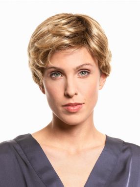 Vrouw draagt het haarwerk Carina Small van Belle Madame