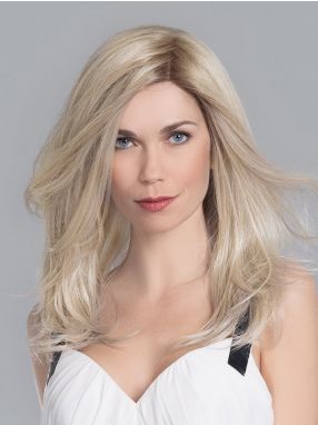 Een vrouw met haarstuk caruso uit de Stimulate Volumizer collectie zonder lacefront van Ellen Wille