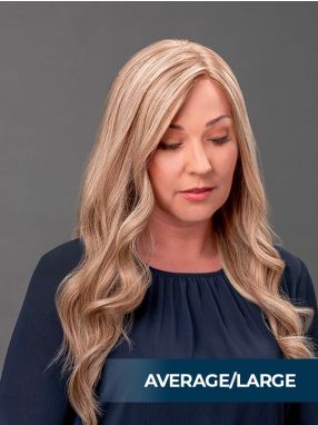 Vrouw draagt het haarwerk Chantal van Jon Renau