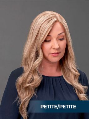 Vrouw draagt het haarwerk Chantal van Jon Renau