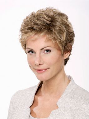 Vrouw draagt het haarwerk Diana SF van Belle Madame