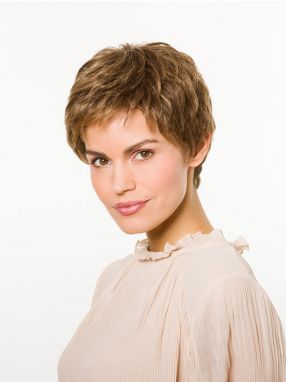 Vrouw draagt het haarwerk Dora SF van Belle Madame