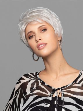 Vrouw draagt een kort haarwerk in een grijze kleur