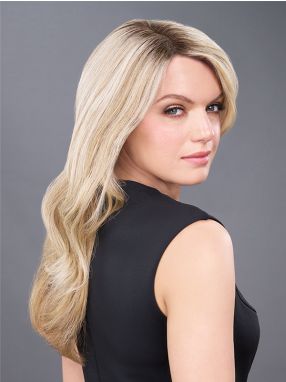 Vrouw draagt het haarstuk EasiPart Medium 18'' van Jon renau uit de Topper Expansion collectie