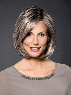 Vrouw draagt een halflang haarwerk in een grijze kleur