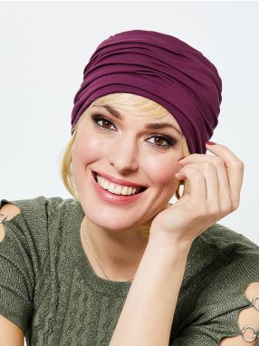 Paar chemo mutsje van Gisela Mayer gedragen door een vrouw met blond haar