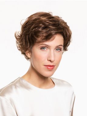 Vrouw draagt het haarwerk Emilia SF van Belle Madame