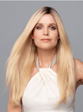 Vrouw draagt een lang haarwerk in een blonde tint