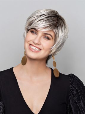 Vrouw draagt de Extreme Young Mono Lace Large van Gisela Mayer uit de Small & Large collectie