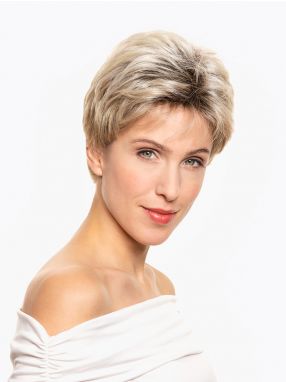 Vrouw draagt het haarwerk Felicia van Belle Madame