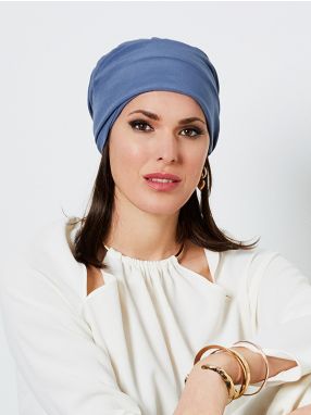 Vrouw draagt een haarstuk voor onder een turban met stijl haar