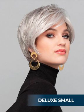Vrouw draagt het haarwerk Hawaii Mono Lace Deluxe Small van Gisela Mayer in een grijs tint uit de collectie Small & Large.