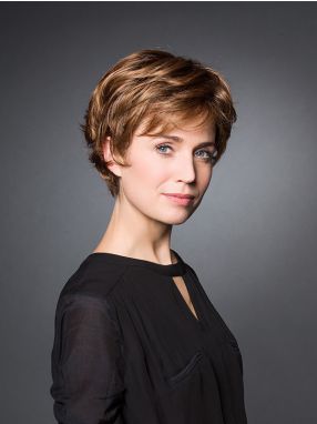 Vrouw draagt het haarwerk Ilona Mono SF van Belle Madame