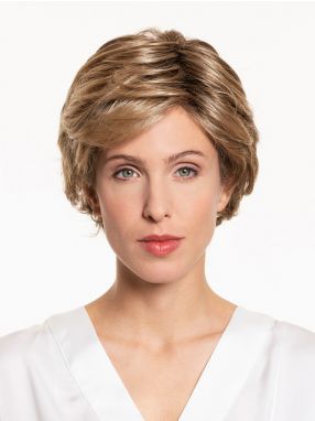 Vrouw draagt het haarwerk Ilona Large sf van Belle Madame