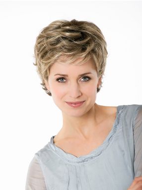 Vrouw draagt het haarwerk Jenny Mono SF van Belle Madame