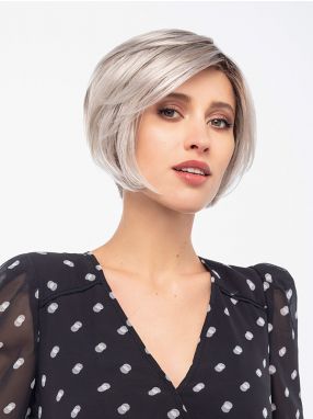 Vrouw draagt een grijs haarwerk met een mooie bob