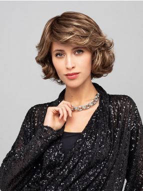 Vrouw draagt een haarwerk met een lichte krul