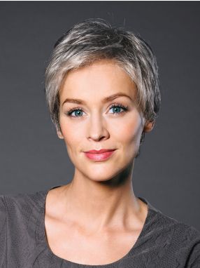 Vrouw draagt het haarwerk Light Mono SF van Belle Madame