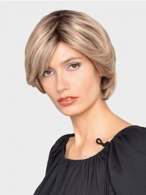 Vrouw draagt een haarwerk in een blonde kleur