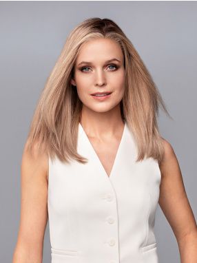Vrouw draagt een lang stijl haarwerk van Gisela Mayer