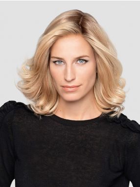 Vrouw draagt een haarwerk met een lichte krul van Gisela Mayer