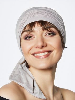 Vrouw draagt een grijze turban van Gisela Mayer